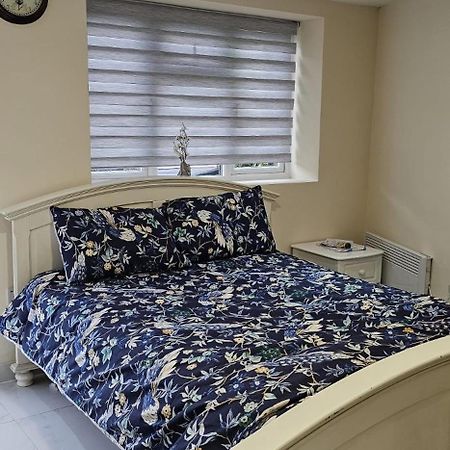 Cozy Studio Near To Tube Station Redbridge ภายนอก รูปภาพ