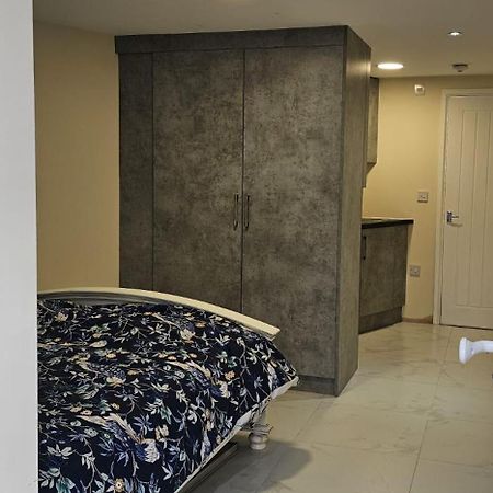 Cozy Studio Near To Tube Station Redbridge ภายนอก รูปภาพ