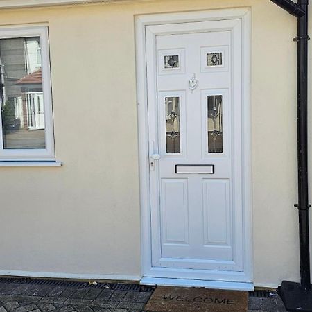 Cozy Studio Near To Tube Station Redbridge ภายนอก รูปภาพ